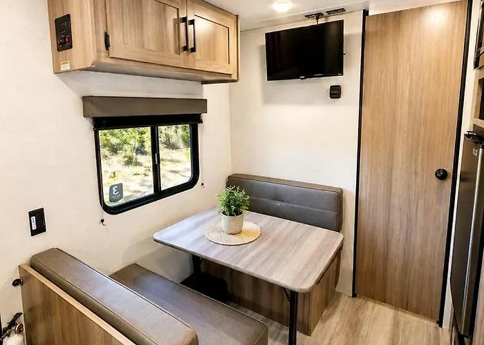 Serene Canyon Camper Queen With Private Outdoor Seating Near Route 66, Williams, Arizona